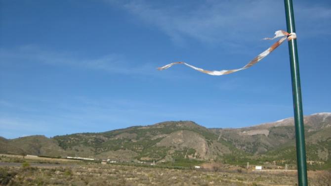 Blick vom Landeplatz zum tieferen Startplatz. Es sieht zwar weit aus, aber man erreicht den Landeplatz in der Regel ohne Probleme.