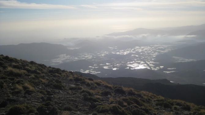 Blick vom oberen Startplatz. Hier ist der überlandige Wind sehr deutlich zu spüren, da der Platz sehr hoch liegt. Die Auffahrt ist sehr holprig und lang. Belohnt wird man mit einem super Blick und einer tollen Höhe zum Rausstarten (wenn der Wind es erlaubt)