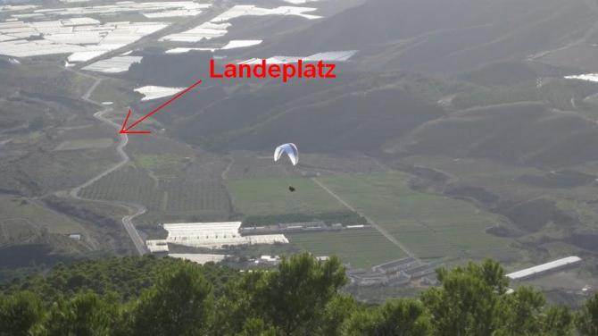 Blick vom tieferen Startplatz. Der Landeplatz ist gut zu erkennen und riesengroß.