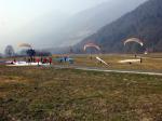 Paragliding Fluggebiet Europa » Slowenien,Stol,Der riesige Landeplatz bietet bei Talwind auch Gelegenheit für groundhandling