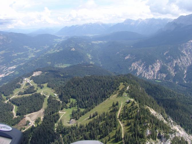 Blick vom Kreuzeck Richtung O über die Partnachklamm nach Elmau, August 2007
