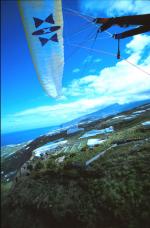 Paragliding Fluggebiet Europa » Spanien » Kanarische Inseln,la Palma - Kante bei Puerto Naos,Über der "Kante"...
an der langen Bergkette im Hintergrund liegt das Fluggebiet "El Time"