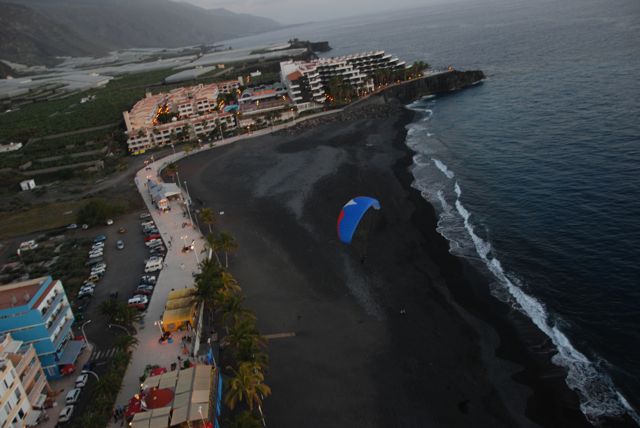 Landung am Strand in Puerto Naos am Abend, April 2008
