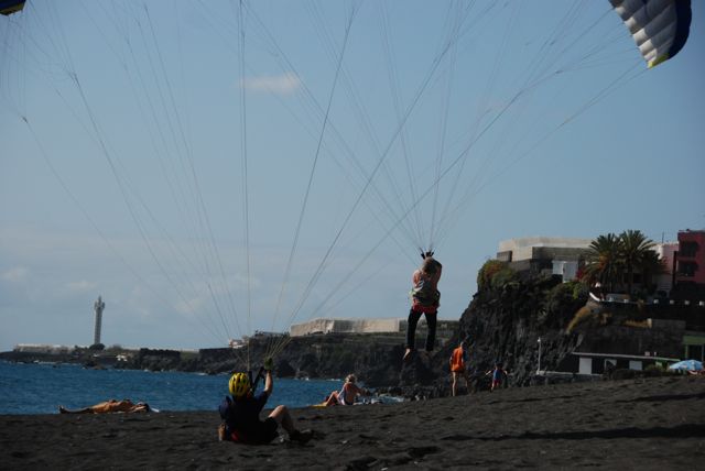 Groundhandling am Strand von Puerto Naos; featuring Markus (down) & Mike (up)