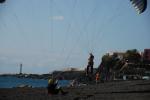 Paragliding Fluggebiet Europa » Spanien » Kanarische Inseln,la Palma - Kante bei Puerto Naos,Groundhandling am Strand von Puerto Naos; featuring Markus (down) & Mike (up)