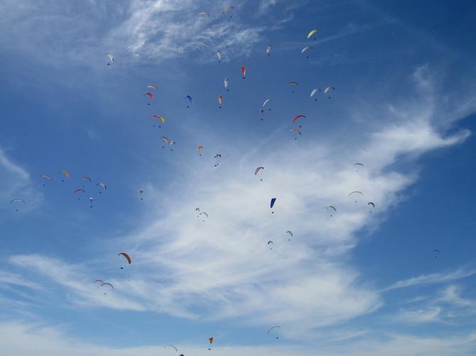 01/2009: Fly the Gaggle... Comp.Piloten und Freiflieger zusammen am Penon...ca. 150 Schirme teilen sich den Himmel