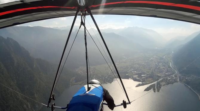 Aufnahme v. 24.9.16
Im rechten oberen Eck der großen Wiese über dem Kopf des Piloten befindet sich der offizielle Landebereich.