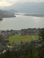 Paragliding Fluggebiet Europa » Österreich » Salzburg,Zwölferhorn, 12er-Horn,Landeplatz mit Windsack. Blickrichtung Osten. Es ist auch möglich das Auto am Landeplatz (Wegrand) abzustellen und die ca. 10 Minuten zur Seilbahn bergab gehen.
Der Landeplatz ist thermisch aktiv dann hilft hier nur ein abachtern da er auch leicht abschüßig ist.