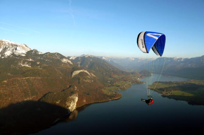 Mit Herrn Schinko im Gleitflug über den Wolfgangsee zum Krottensee. Im Hintergrund der Schafberg. 1. November 2007.