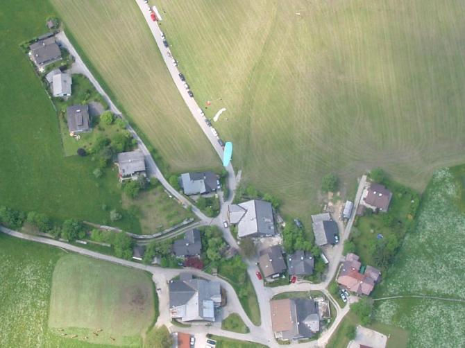 Hannes P- (türkiser X-Act) kurz vor der Landung in St. Gilgen - 20.05.2004