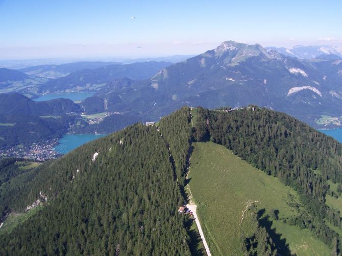 Zwölferhorn Südseite (Südstart); Blick über das Zwölferhorn zum Schafberg