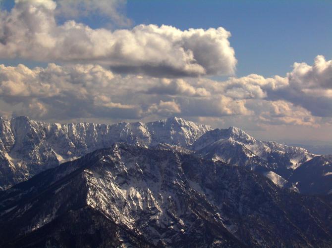 Blick in Richtung Süden zum Ferlacher Horn - Karawanken nach Start am Radsberg. Foto aufgenommen zu Ostern 2004 aus ca. 2000m Höhe.