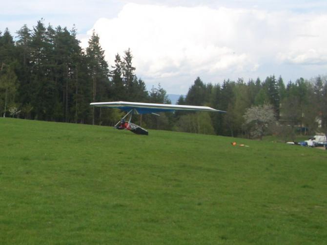 Auch Drachenlieger sind vertreten:
Viktor beim Toplanding