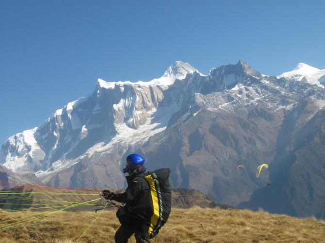 05.12.2007, Start am Korchon. Im Hintergrund, nur 25 km entfernt Annapurna IV (7.525 m) und II (7.937 m).
(Foto: Guide)