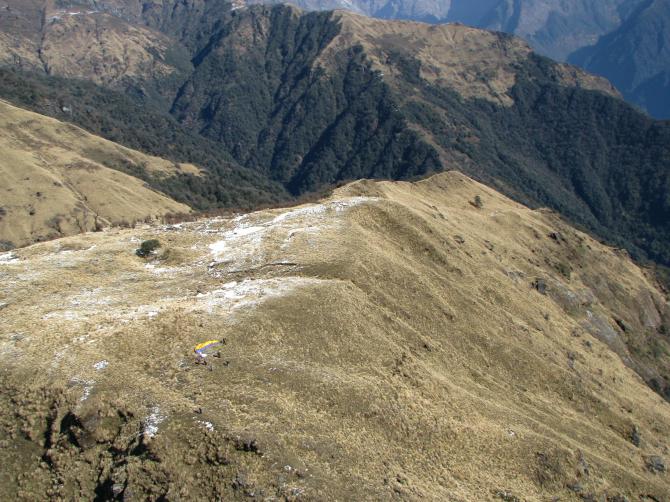 Startplatz am Korchon: 
Ideale Neigung und Startbedingungen am Morgen des 05.12.2007 mit mäßigem, schwach thermisch durchsetztem Vorwind. 
Wir konnten eine ganze Stunde mit 100-200 m Überhöhung den Panoramablick auf die Annapurna Range in vollen Zügen geniessen, auch wenn eine weitere Überhöhung und damit ein Anfliegen der Range unmöglich war. 
Auf einsetzende Kondensation achten.