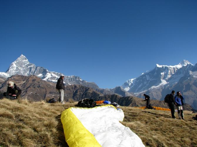 05.12.2007,
Machapuchhre (Mt.Fishtail), Annapurna IV, Annapurna II
Startvorbereitung am Korchon.