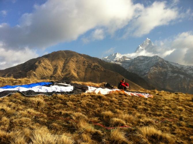 Parawaiting mit dem Tandem. Im Hintergrund links der eigentliche Korchongipfel, rechts der heilige nepalesische Berg "Machhapuchhre"