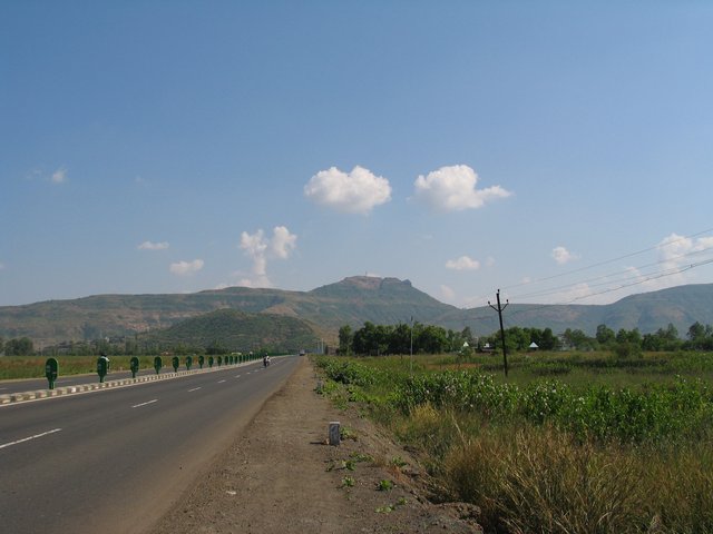 Nach der Aussenlandung auf dem Weg zurück zum Motorrad, das dort oben auf dem Tower Hill Parkplatz steht. Puh!
