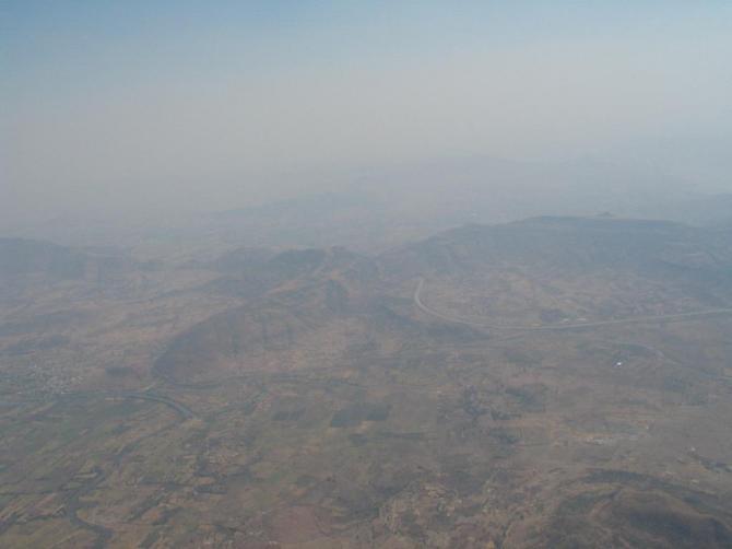 Tower Hill liegt auf dem Bergrücken, der in der Mitte des Bildes zu erkennen ist. Foto aus ca. 2600 m MSL im März 2005.