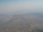 Paragliding Fluggebiet Asien » Indien,Tamini,Tower Hill liegt auf dem Bergrücken, der in der Mitte des Bildes zu erkennen ist. Foto aus ca. 2600 m MSL im März 2005.