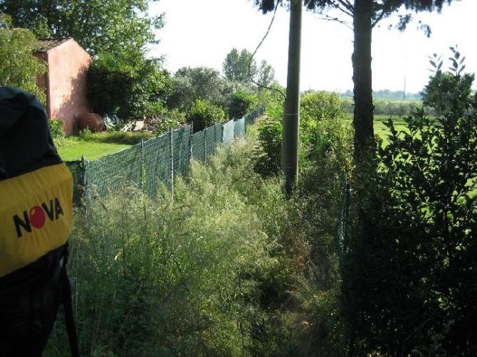 zwischen diesen beiden Grundstücken führt der unscheinbare Fußweg zum Landeplatz. Die Einheimischen tragen hier sogar ihre Drachen raus.