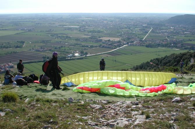 Startplatz rechts + Landeplatz Bildmitte-rechts, T-Kreuzung im Feld
