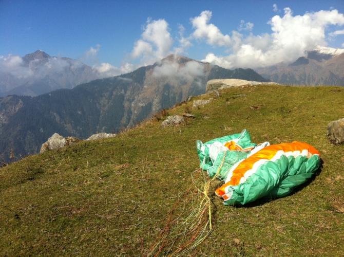 Toplandung auf irgendeinem Gipfel nahe Tato pani. Im Hintergrund links "Big face".