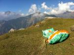 Paragliding Fluggebiet Asien » Indien,Billing,Toplandung auf irgendeinem Gipfel nahe Tato pani. Im Hintergrund links "Big face".