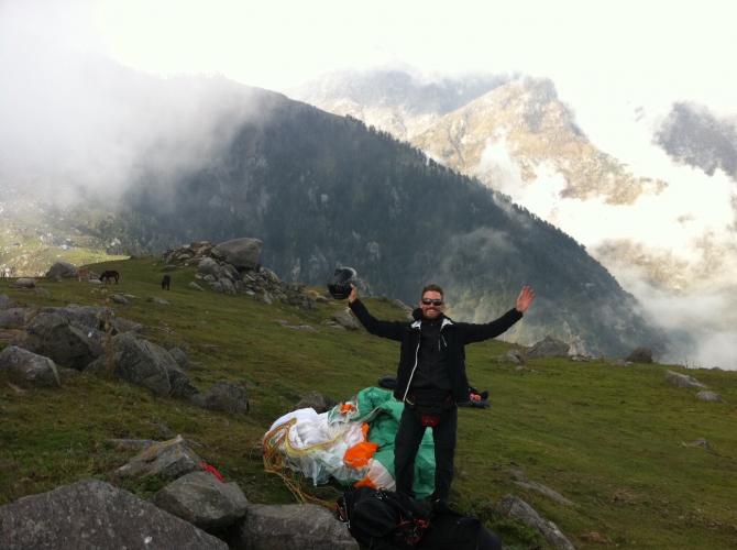 Freude nach der Toplandung auf dem Hochrücken von Triund