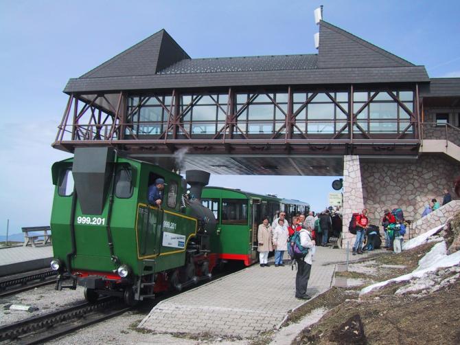 Mit historischer Dampfzahnradbahn zum Startplatz