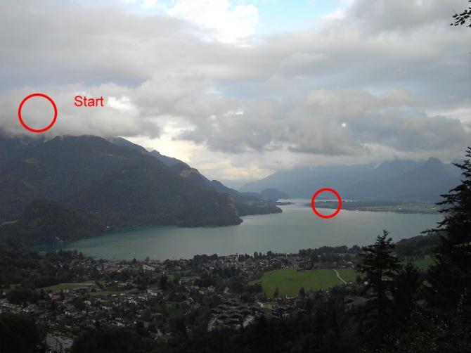 Blick Richtung Osten mit Schafberg (in Wolken) und dem Wolfgangsee mit gegenüberliegendem Landeplatz.