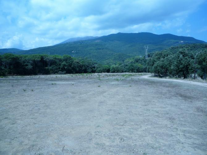 Blick auf den in Wolken verhüllten Turo vom Hauptlandeplatz am Kreisverkehr aus