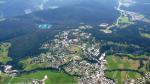 Paragliding Fluggebiet Europa » Schweiz » Graubünden,Naraus,Flims. Links oben ist der intensiv blaue Cauma See zu sehen. Unten rechts, von Baumreihen  umgeben, der leicht abschüssige Landeplatz.