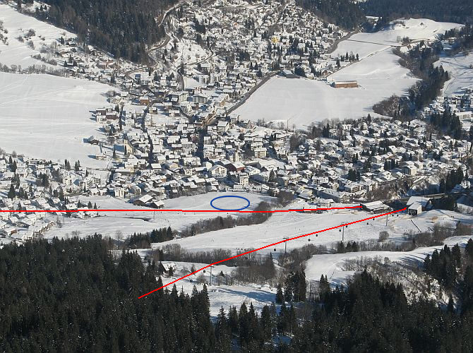 Anflug Landeplatz Flims (blau) von Westen her.
Leitungen der Gondelbahn Richtung Plaun und Sesselbahn Richtung Foppa (rot)