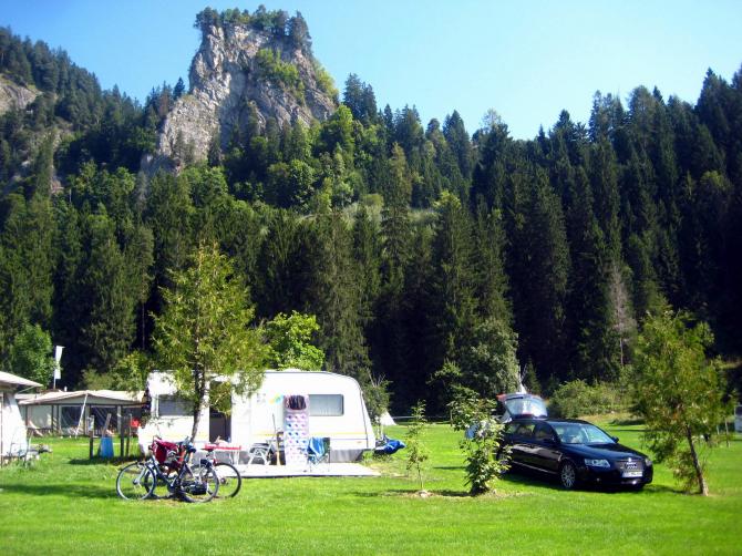 Campingtipp für Flieger.
www.campingtrin.ch 
Chilliger Platz mit genügend Landewiesen und eigenem Badeteich.