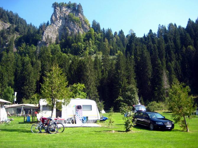 Campingtipp für Flieger.
www.campingtrin.ch 
Chilliger Platz mit genügend Landewiesen und eigenem Badeteich.