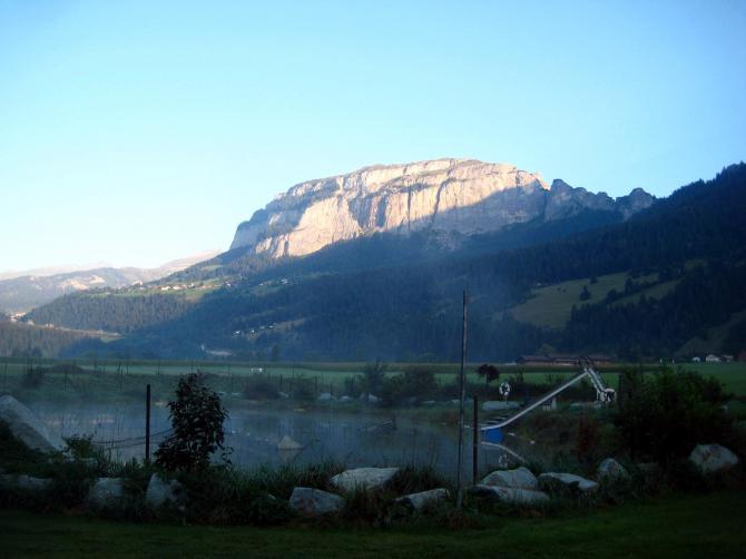 Der Platz liegt bei Startplatzüberhöhung im Gleitwinkelbereich. Talwind und Flimser Stein beachten.