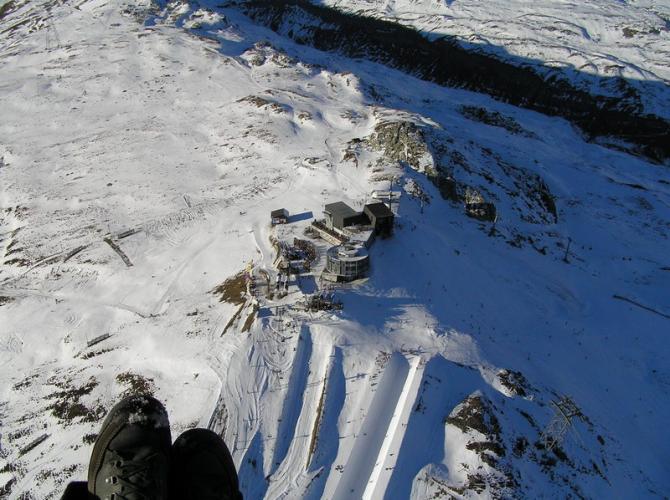 Crap Gipfelstation:
West-Startplatz ist links von der Station, auf dem "Grasfleck".
Blickrichtung Nord.