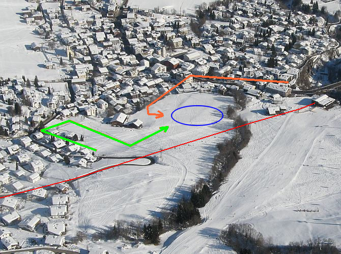 Landeplatz Flims (blau) mit Linksvolte (orange) und alternativer "Rechtsvolte" (grün) mit viel Spielraum zwischen Sesselbahn (rot) und Häuser, aber abfallender Landewiese!