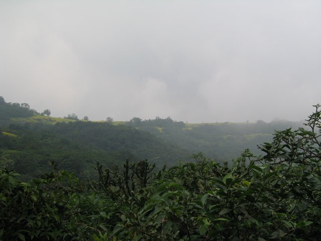 Anfang Oktober in der Regenzeit der Blick Richtung Westen zum Cliff, hinter dem Cliff geht es von über 600 Metern auf beinahe Meereshöhe.