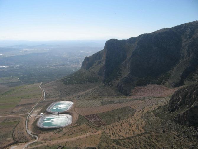 Blick Richtung Südwesten mit den markanten Becken unten dran; März 2009, T.Uhlmann