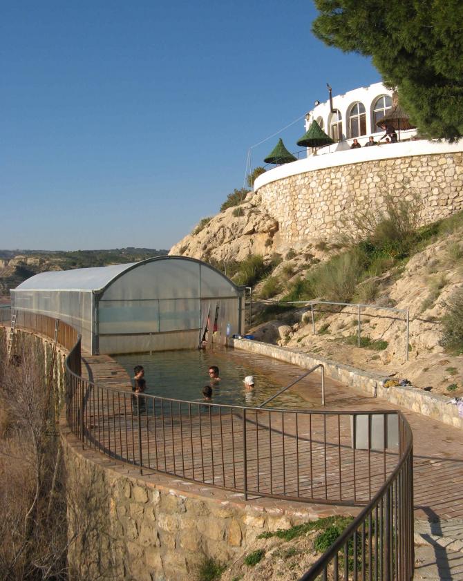 Nach dem Flug lässt es sich auf der Westseite des Jabalcón bei Landebier und Thermalquelle (baños termales) herrlich entspannen; März 2009, T.Uhlmann
