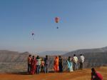 Paragliding Fluggebiet Asien » Indien,Panchgani East (Harrison Folly),Touristen hautnah. Manchmal im wahrsten Sinne des Wortes. Aber die Locals haben schon für Besserung gesorgt.