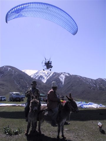 Esel und Motorschirm - Leben in zwei Geschwindigkeiten

Aufnahme: Mai 2005
