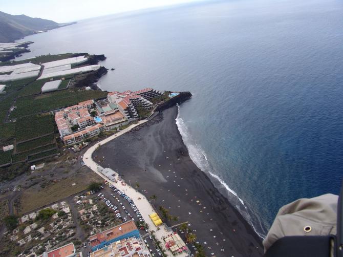 Landeplatz (links) - Landepunkt zu erkennen; Strand von Puerto Naos, teilweise auch zum Landen genutzt, März 2007