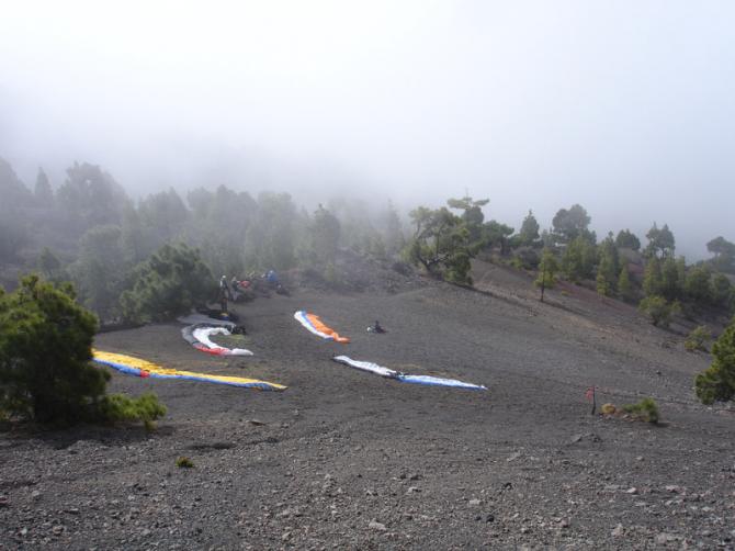 Campanario West.
Einfacher Startplatz, genügend Platz für einige Schirme zum auslegen.
Gefälle ist ideal und der Laufweg ausreichend lang.
Oft ist wenig Wind daher sollte man auch vorwärts Starten können ;)