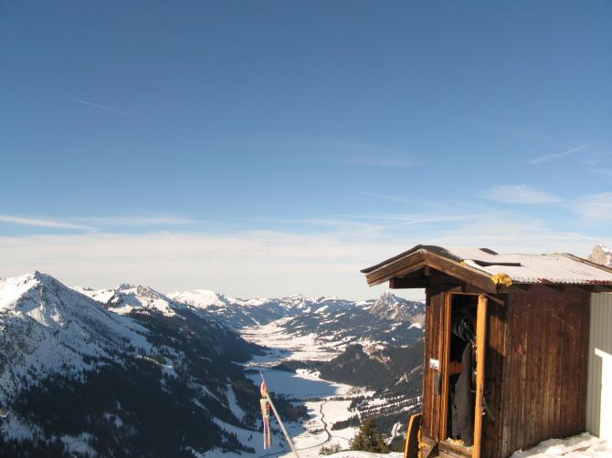 Unser neuer West-Startplatz am Postsender mit der möglichkeit bei schwachem Westwind speziell
im Winter über den Grat nach Osten zu fliegen!