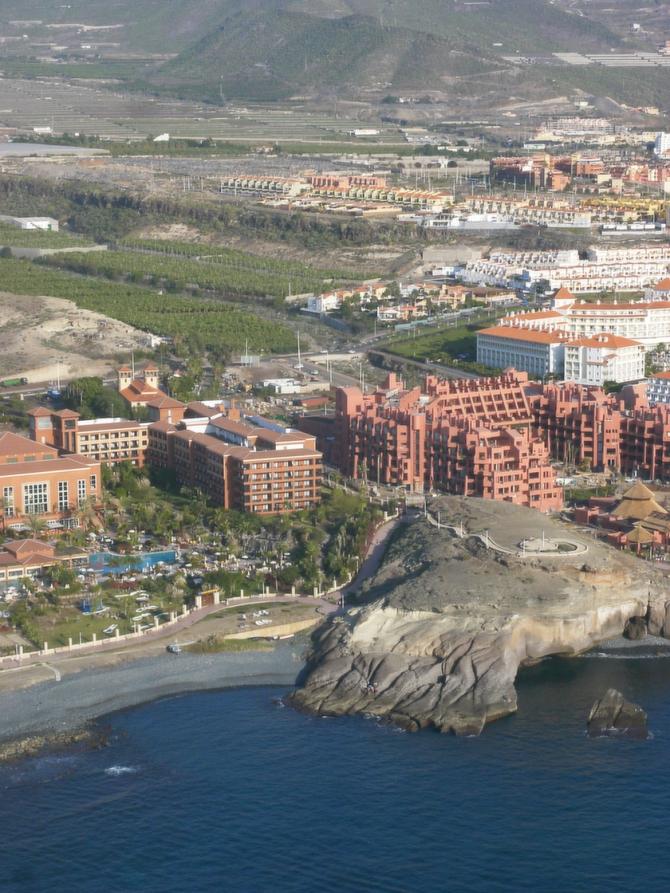Dieser herausragende und von überall zu sehende Felsen ist der Bezugspunkt zur Beachlandung. Die Strandbar befindet sich LINKS vom Bildrand.
Die Betonpiste des Modellflugplatzes 
zum EinlandenExistiert NICHT mehr !!!