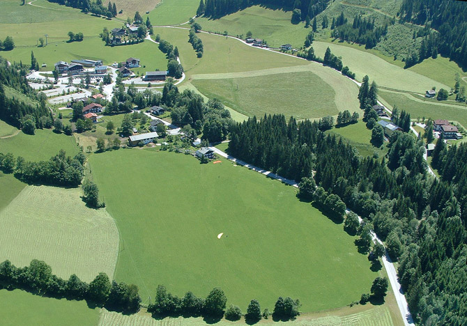 Reisig der Landeplatz am Bischling in Werfenweng. Da könnte auch ein  Jumbo landen ;-))