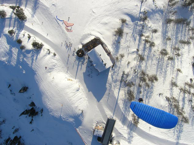 Im Winter über dem Gipfel Kurbeln und die Seele baumeln lassen, in der butterweichen Thermik.
